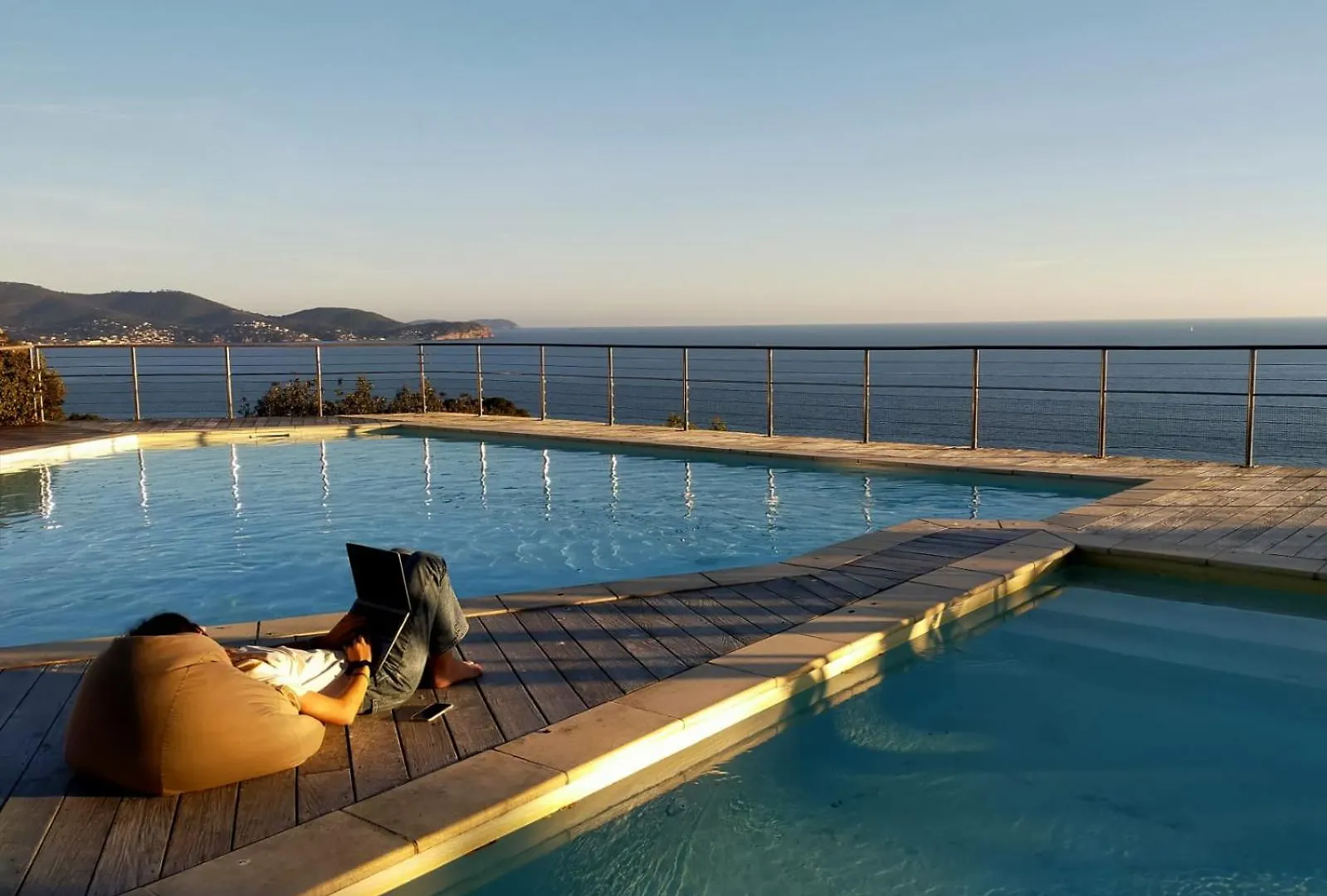 Loue Appartement 128 M2 Dans Residence Haut Standing Avec Piscine, Tennis Et Acces Prive Plage Toulon