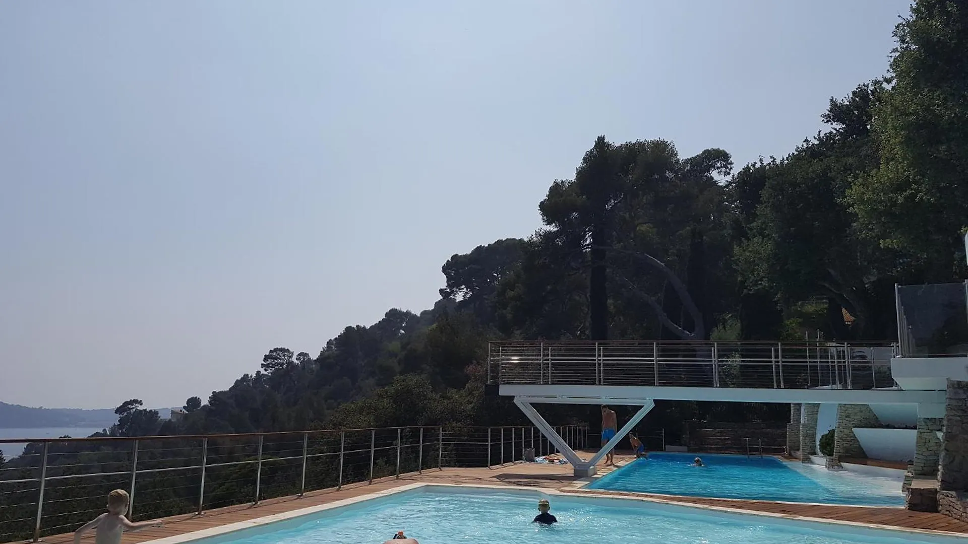 Loue Appartement 128 M2 Dans Residence Haut Standing Avec Piscine, Tennis Et Acces Prive Plage Toulon France