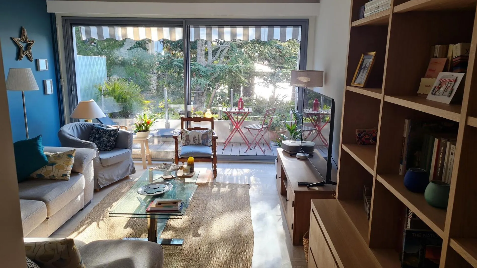Apartment Loue Appartement 128 M2 Dans Residence Haut Standing Avec Piscine, Tennis Et Acces Prive Plage Toulon